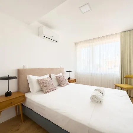 Vibrant Host-campo 24 Agosto Порту