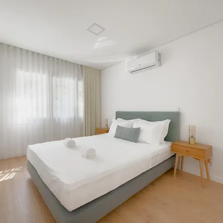 Vibrant Host-campo 24 Agosto Oporto